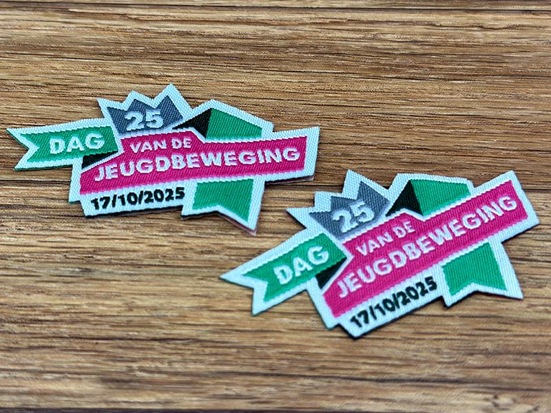 geweven patches gesneden in vorm van het logo voor Dag van de Jeugdbeweging